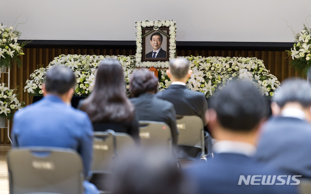 [서울=뉴시스]사진공동취재단 = 13일 서울 중구 서울시청에서 고 박원순 서울특별시장 영결식이 열리고 있다. 2020.07.13. photo@newsis.com