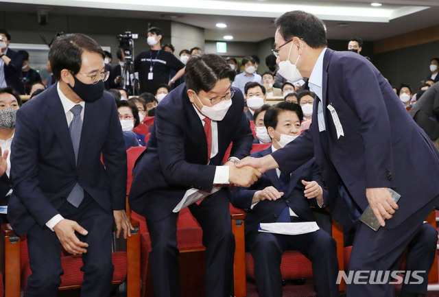 [서울=뉴시스] 김진아 기자 = 주호영(오른쪽부터) 국민의힘 원내대표, 권성동 무소속 의원, 이원욱 더불어민주당 의원이 13일 서울 여의도 국회 의원회관에서 열린 '모빌리티포럼' 창립총회 및 1차 세미나에서 대화를 하고 있다. 2020.07.13. bluesoda@newsis.com