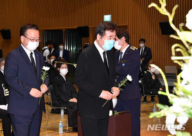 [서울=뉴시스]더불어민주당 이낙연 의원과 김부겸 전 의원이 13일 서울 중구 서울시청에서 열린 고 박원순 서울시장 영결식에 참석해 헌화하고 있다. (사진=서울시 제공) 2020.07.13. photo@newsis.com