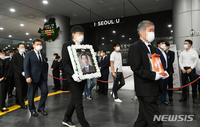 [서울=뉴시스]고 박원순 서울시장의 영결식이 열린 13일 서울 중구 서울시청에서 고인의 영정과 위패가 영결식장으로 들어서고 있다. (사진=서울시 제공) 2020.07.13. photo@newsis.com