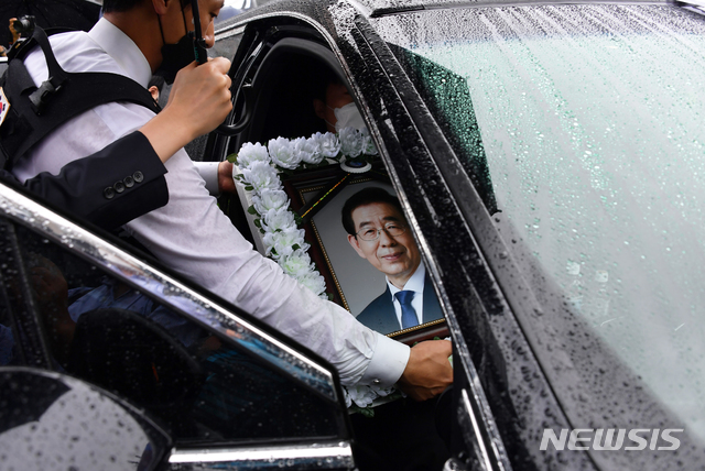 [서울=뉴시스]고 박원순 서울시장의 영결식이 열린 13일 서울 중구 서울시청에 고인의 운구차량이 도착하고 있다. (사진=서울시 제공) 2020.07.13. photo@newsis.com