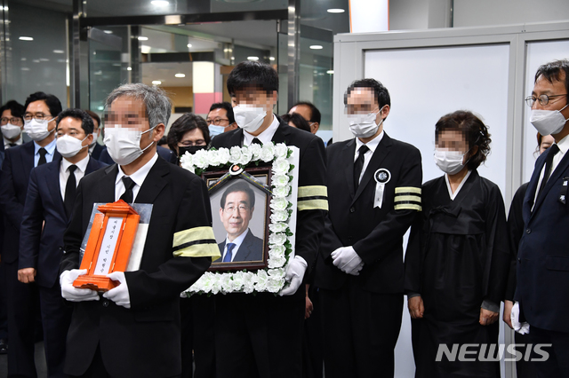 [서울=뉴시스]고 박원순 서울시장의 영결식이 열린 13일 서울 중구 서울시청에서 고인의 영정과 위패가 영결식장으로 들어서고 있다. (사진=서울시 제공) 2020.07.13. photo@newsis.com