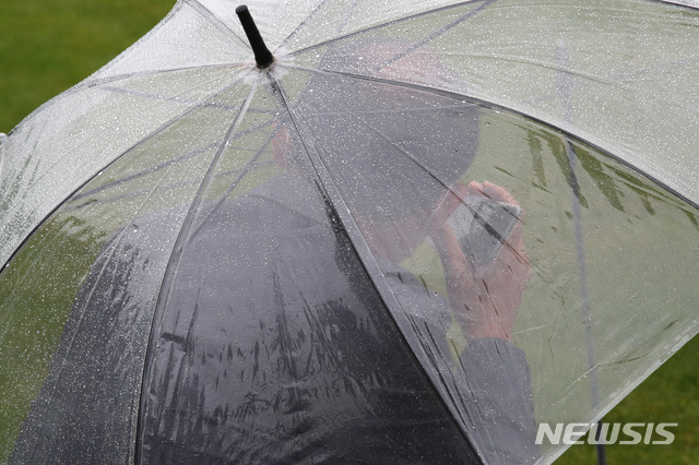 [서울=뉴시스]고승민 기자 = 한 시민이 13일 서울시청에서 열린 박원순 서울시장의 영결식 생중계를 핸드폰으로 시청하고 있다. 2020.07.13. photo@newsis.com