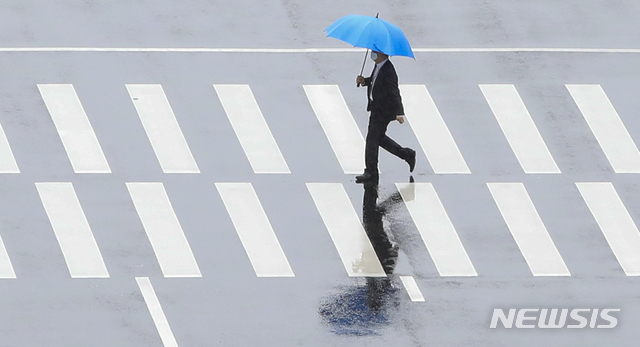 [서울=뉴시스] 박민석 기자 = 서울 지역에 장맛비가 내리는 지난 13일 오전 서울 여의도 인근에서 우산을 쓴 시민들이 발걸음을 옮기고 있다. 2020.07.13.mspark@newsis.com