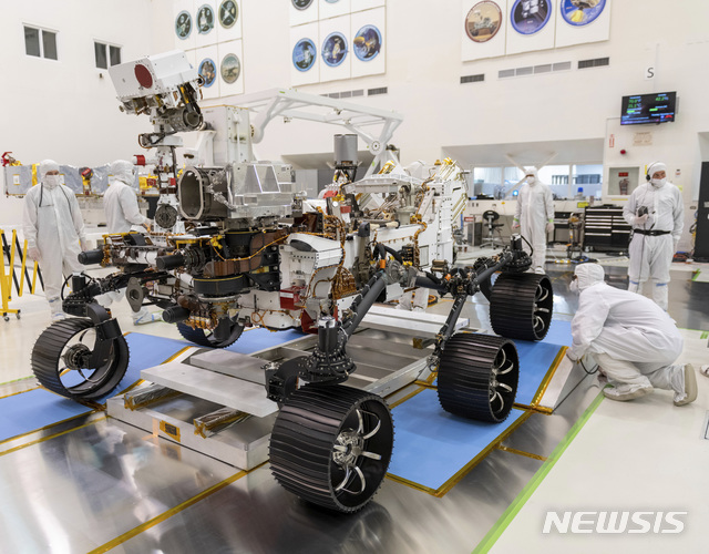 [패서디나=AP/뉴시스] 미국 항공우주국(NASA)의 화성 탐사 로버 '퍼서비어런스'가 30일(현지시간) 타틀라스V 로켓에 탑재돼 발사된다. 사진은 2019년 12월 17일 캘리포니아주 패서디나에 있는 제트추진연구소(JPL)에서 과학자들이 '퍼서비어런스'를 시험 작동해보고 있다. 2020.07.30