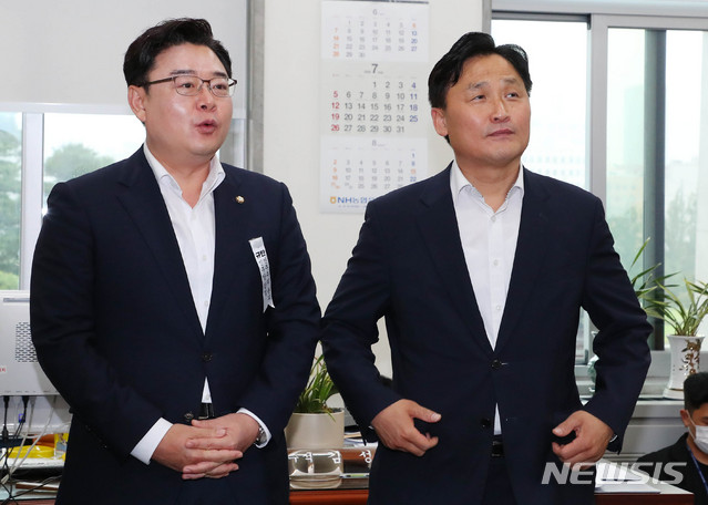 [서울=뉴시스] 장세영 기자 = 김성원(왼쪽) 미래통합당 원내수석부대표가 13일 서울 여의도 국회에서 열린 여야 원내수석회동에 앞서 기자들에게 발언을 하고 있다. 2020.07.13. photothink@newsis.com