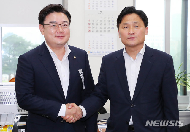[서울=뉴시스] 장세영 기자 = 김영진 더불어민주당 총괄원내수석부대표와 김성원 미래통합당 원내수석부대표가 13일 서울 여의도 국회에서 원내수석회동을 위해 만나 기자들 앞에서 포즈를 취하고 있다. 2020.07.13.&nbsp; photothink@newsis.com