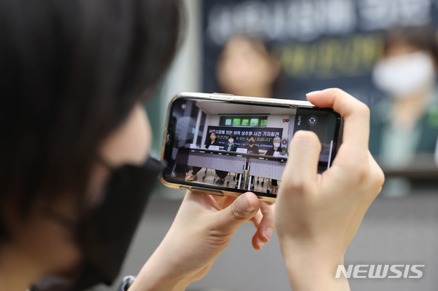 [서울=뉴시스] 박미소 기자 =고 박원순 서울시장을 성추행 혐의 등으로 고소한 피해여성을 대리하는 김재련 변호사(앞줄 맨왼쪽)와 한국여성의전화, 한국성폭력상담소 관계자들의 13일 오후 서울 은평구 녹번동 한국여성의전화 사무실에서 `서울시장에 의한 위력 성추행 사건 기자회견'을 열고 있다.2020.07.13.&nbsp; photo@newsis.com