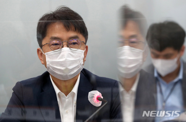 [세종=뉴시스]강종민 기자 = 13일 오후 정부세종청사에서 열린 최저임금위원회 8차 전원회의에서 박준식 위원장이 모두발언을 하고 있다. 2020.07.13. photo@newsis.com