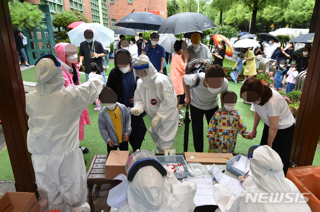[수원=뉴시스] 김종택기자 = 10대 미만 어린이 2명이 신종 코로나 바이러스 감염증(코로나19)확진 판정을 받은 13일 오후 경기 수원시 영통구 한 유치원에 마련된 선별진료소에서 원생들이 진단 검사를 받고 있다. 수원 107번째 확진자로 분류된 어린이는 이중국적자로 미국에 머물다 지난 8일 귀국한것으로 확인됐으며 다른 1명은 한국인으로 108번 확진자로 분류돼 방역당국의 역학조사가 진행되고 있다. 2020.07.13. semail3778@naver.com