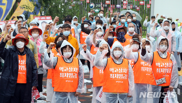 [세종=뉴시스]강종민 기자 = 지난달 13일 오후 정부세종청사 고용노동부 앞에서 열린 최저임금 인상 민주노총 결의대회에서 민주노총 노조원들이 최저임금 인상을 촉구하고 있다. 2020.07.13.  ppkjm@newsis.com