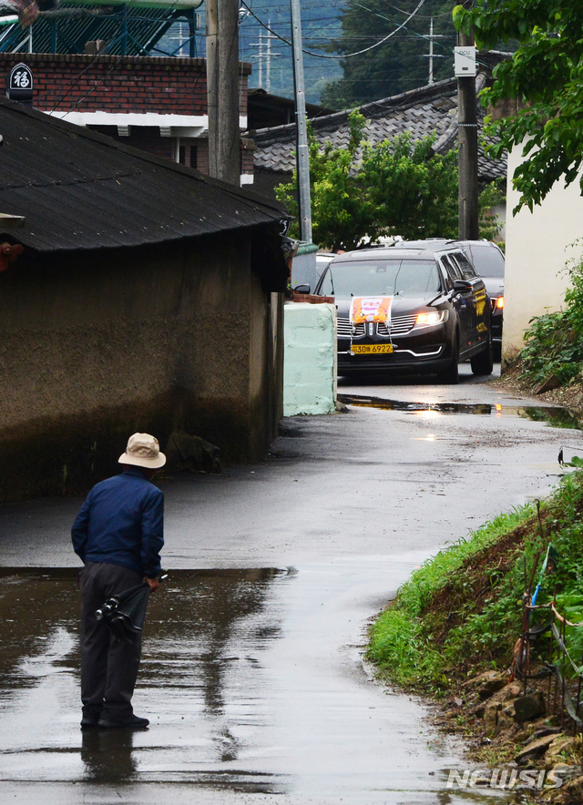 [창녕=뉴시스]차용현 기자 = 고 박원순 서울시장의 유해가 실린 운구차가 13일 오후 경남 창녕군 장마면 인근 박 시장의 생가에 도착하고 있다 . 2020.07.13. con@newsis.com