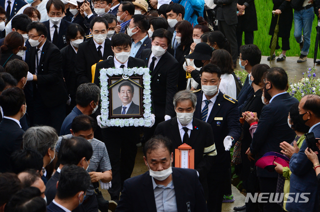 [창녕=뉴시스]차용현 기자 = 고 박원순 서울시장의 위패와 영정이 지난 13일 오후 경남 창녕군 장마면 인근 박 시장의 생가에 도착해 장지인 선친묘소로 이동하고 있다. 2020.07.13.  con@newsis.com