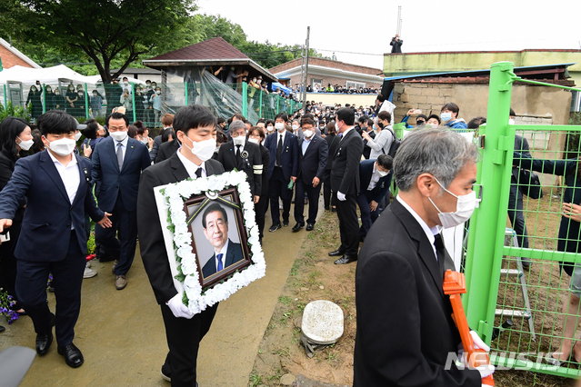 [창녕=뉴시스]차용현 기자 = 지난 13일 오후 고 박원순 서울시장의 위패와 영정이 경남 창녕군 장마면 인근 박 시장의 생가로 이동하고 있다. 2020.07.13.  con@newsis.com