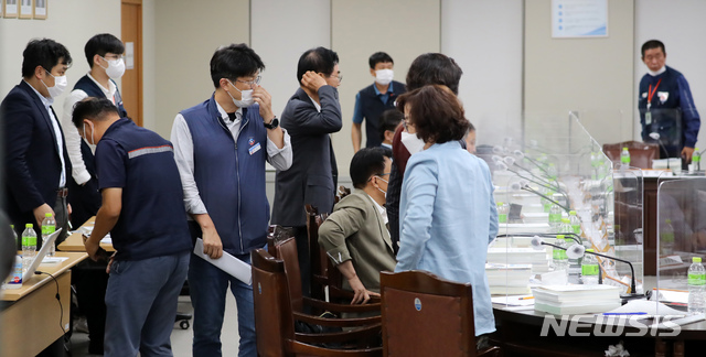 [세종=뉴시스]강종민 기자 = 13일 정부세종청사 고용노동부에서 열린 최저임금위원회 제8차 전원회의서 위원들이 정회가 선포되자 자리에서 일어나며 가벼운 대화를 나누고 있다. 2020.07.13. photo@newsis.com