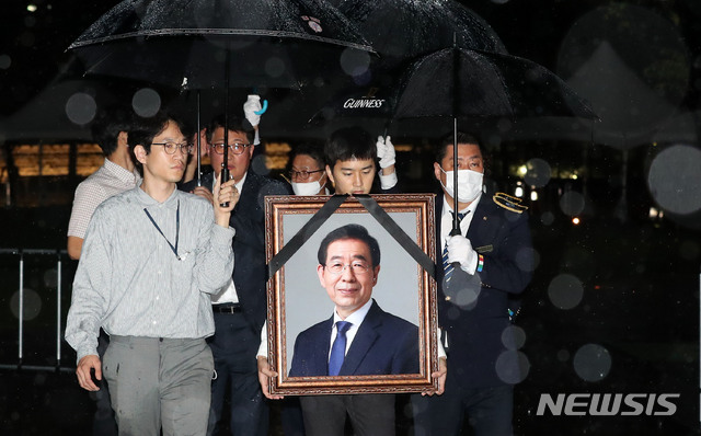 [서울=뉴시스]홍효식 기자 = 서울시 및 상조 관계자들이 지난 13일 서울 중구 서울광장에 차려진 고 박원순 서울시장의 시민분향소를 철거한 뒤 영정사진을 들고 시민청으로 향하고 있다, 2020.07.13. yesphoto@newsis.com