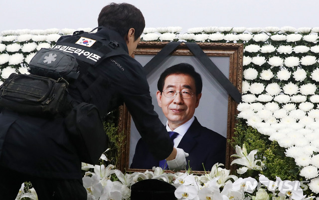 [서울=뉴시스]홍효식 기자 = 13일 서울 중구 서울광장에 차려진 고 박원순 서울시장의 시민분향소가 철거되고 있다. 2020.07.13.&nbsp; yesphoto@newsis.com