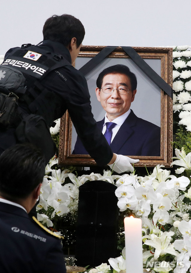 [서울=뉴시스]홍효식 기자 = 13일 서울 중구 서울광장에 차려진 고 박원순 서울시장의 시민분향소가 철거되고 있다. 2020.07.13.&nbsp; yesphoto@newsis.com