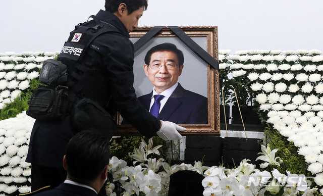 [서울=뉴시스]홍효식 기자 = 13일 서울 중구 서울광장에 차려진 고 박원순 서울시장의 시민분향소가 철거되고 있다. 2020.07.13.&nbsp; yesphoto@newsis.com