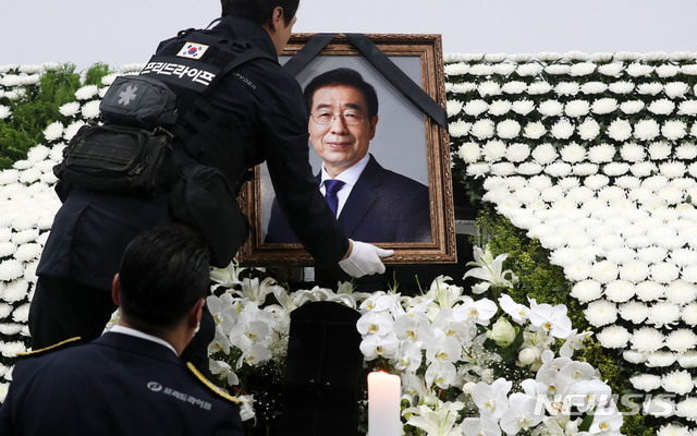 [서울=뉴시스]홍효식 기자 = 지난 7월13일 서울 중구 서울광장에 차려진 고 박원순 서울시장의 시민분향소가 철거되고 있다. 2020.07.13. yesphoto@newsis.com