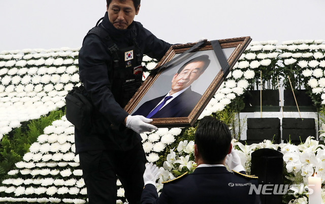 [서울=뉴시스]홍효식 기자 = 13일 서울 중구 서울광장에 차려진 고 박원순 서울시장의 시민분향소가 철거되고 있다. 2020.07.13.&nbsp; yesphoto@newsis.com