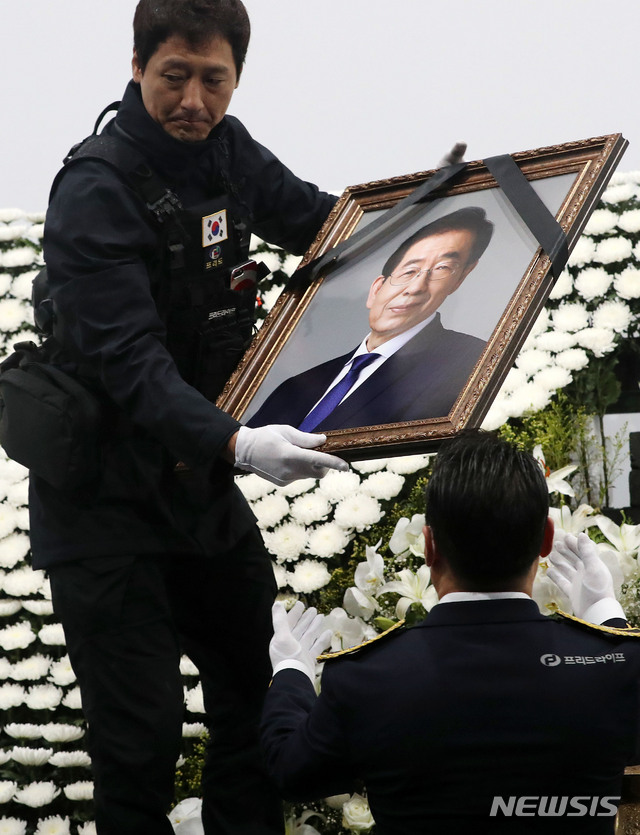 [서울=뉴시스]홍효식 기자 = 지난 13일 서울 중구 서울광장에 차려진 고 박원순 서울시장의 시민분향소가 철거되고 있다. 2020.07.13. yesphoto@newsis.com