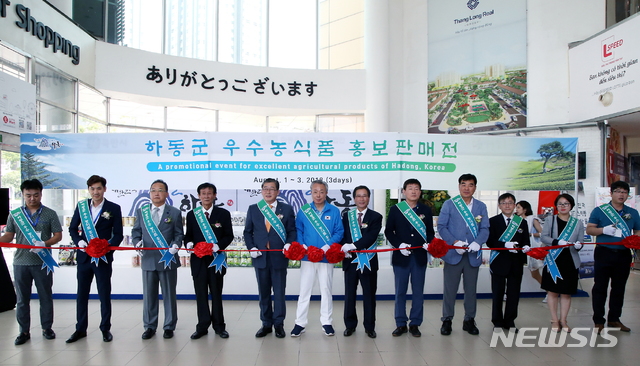 윤상기 하동군수가 베트남 호치민 롯데마트에서 지역 농특산물 판촉전을 펼치고 있다.