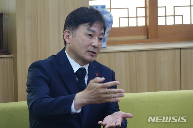 [제주=뉴시스] 강정만 기자= 원희룡 제주지사가 14일 오전 제주도청 소통회의실에서 기자간담회를 하고 있다. 2020.07.14&nbsp; kjm@newsis.com 