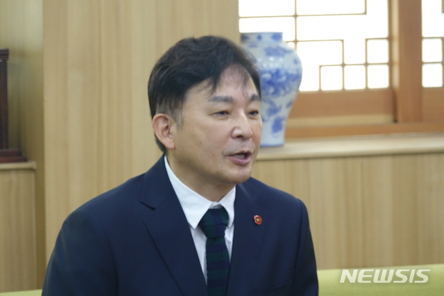 [제주=뉴시스] 강정만 기자= 원희룡 제주지사가 14일 오전 제주도청 소통회의실에서 기자간담회를 하고 있다. 2020.07.14&nbsp;&nbsp; kjm@newsis.com 