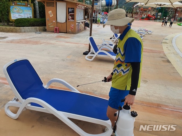 [서울=뉴시스]롯데워터파크 방역 작업