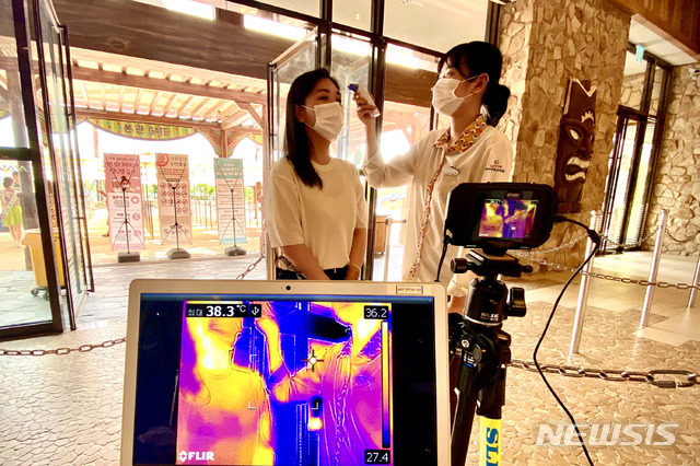 [서울=뉴시스]롯데워터파크에서 입장 고객 체온을 측정하는 모습