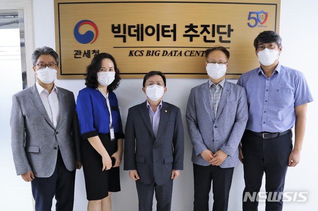 [대전=뉴시스] 노석환 관세청장(가운데)이 빅데이터추진단 출범식서 관계자들과 기념촬영을 하고 있다.