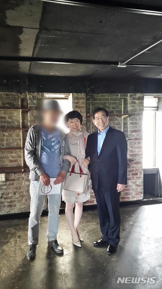 [대구=뉴시스]김정화 기자 = 진혜원 대구지검 부부장검사가 고(故) 박원순 서울시장과 팔짱 낀 사진과 함께 “권력형 범죄 자수한다”며 글을 올려 논란이다. (사진 = 진혜원 검사 페이스북 갈무리) 2020.07.14. photo@newsis.com 