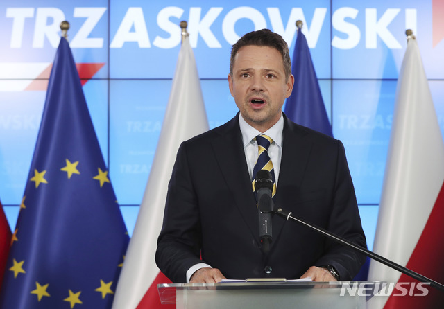 [바르샤바=AP/뉴시스] 폴란드 대선에 출마한 라파우 트샤스코프스키 바르샤바 시장. 2020.07.14. 