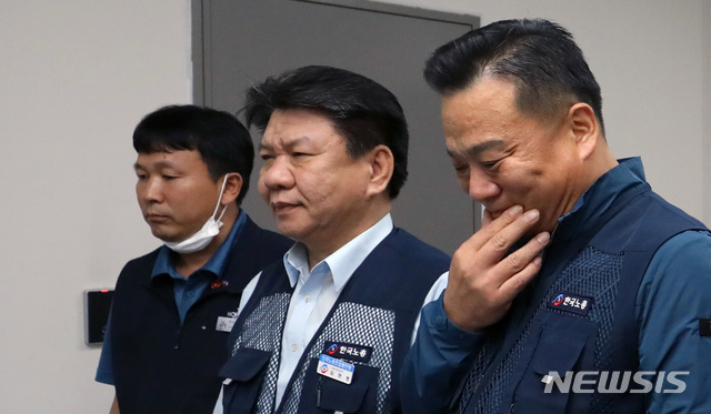 [세종=뉴시스]강종민 기자 = 한국노총 이동호 사무총장 등 최저임금위 근로자 위원들이 14일 새벽 최저임금위원회 전원회의가 열리는 정부세종청사 고용노동부에서&nbsp; 공익위원들이 제시한 1.5% 인상안에 반발, 최임위원 사퇴와 집단퇴장을 발표하고 있다. 2020.07.14.&nbsp; photo@newsis.com