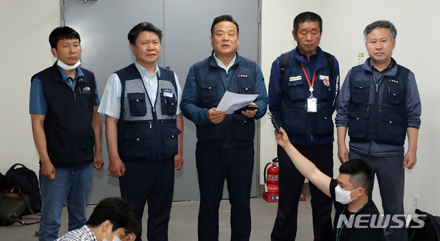 [세종=뉴시스]강종민 기자 = 한국노총 이동호 사무총장 등 최저임금위 근로자 위원들이 14일 새벽 최저임금위원회 전원회의가 열리는 정부세종청사 고용노동부에서 공익위원들이 제시한 1.5% 인상안에 반발, 최임위원 사퇴와 집단퇴장을 발표하고 있다. 2020.07.14. photo@newsis.com