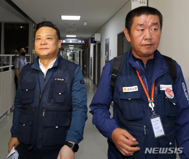 [세종=뉴시스]강종민 기자 = 한국노총 이동호 사무총장 등 최저임금위 근로자 위원들이 14일 새벽 최저임금위원회 전원회의가 열리는 정부세종청사 고용노동부에서 공익위원들이 제시한 1.5% 인상안에 반발, 최임위원 사퇴와 집단퇴장을 발표한 뒤 청사를 나서고 있다. 2020.07.14. photo@newsis.com