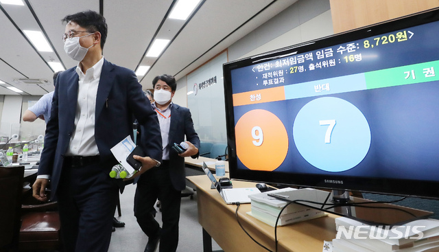 [세종=뉴시스]강종민 기자 = 박준식 최저임금위원장이 14일 새벽 정부세종청사 고용노동부에서 열린 제9차 최저임금위원회 전원회의를 마친 뒤 회의장을 나서고 있다. 이날 전원회의에서는 민노총과 한노총 근로자위원들의 집단 퇴장으로 공익위원들이 낸 안으로 표결에 부쳐졌으며 찬성 9표, 반대 7표로 2021년도 최저임금은 시급 기준 8720원으로 최종 의결됐다. 2020.07.14.&nbsp; photo@newsis.com