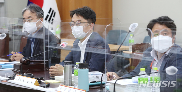 [세종=뉴시스]강종민 기자 = 박준식 최저임금위원장이 14일 새벽 정부세종청사 고용노동부에서 열린 제9차 최저임금위원회 전원회의를 마친 뒤 기자회견을 하고 있다. 이날 전원회의에서는 민노총과 한노총 근로자위원들의 집단 퇴장으로 공익위원들이 낸 안으로 표결에 부쳐졌으며 찬성 9표, 반대 7표로 2021년도 최저임금은 시급 기준 8720원으로 최종 의결됐다. 2020.07.14. photo@newsis.com