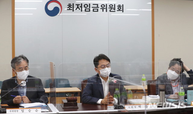 [세종=뉴시스]강종민 기자 = 박준식 최저임금위원장이 14일 새벽 정부세종청사 고용노동부에서 열린 제9차 최저임금위원회 전원회의를 마친 뒤 기자회견을 하고 있다. 이날 전원회의에서는 민노총과 한노총 근로자위원들의 집단 퇴장으로 공익위원들이 낸 안으로 표결에 부쳐졌으며 찬성 9표, 반대 7표로 2021년도 최저임금은 시급 기준 8720원으로 최종 의결됐다. 2020.07.14. photo@newsis.com