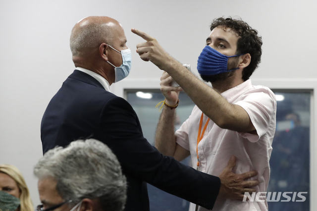 [마이애미=AP/뉴시스] 13일(현지시간) 한 남성이 로널드 디샌티스 미국 플로리다 주지사의 일일 신종 코로나바이러스 감염증(코로나19) 브리핑에 난입해 손가락질을 하고 있다. 그는 디샌티스 주지사가 코로나19 방역에 실패했다며 "부끄러운 줄 알아야지! 당신은 아무런 계획도 없고, 아무것도 하지 않고 있다!"고 소리쳤다. 2020.7.14.