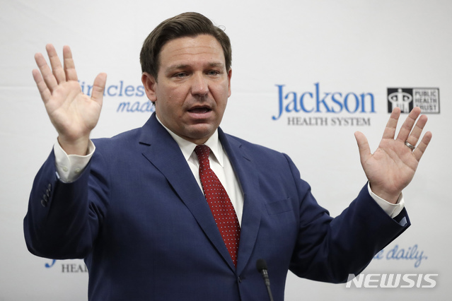 [마이애미=AP/뉴시스] 13일(현지시간) 로널드 디샌티스 미국 플로리다 주지사가 마이애미의 잭슨 메모리얼 병원에서 일일 신종 코로나바이러스 감염증(코로나19) 브리핑을 하고 있다. 2020.7.14.