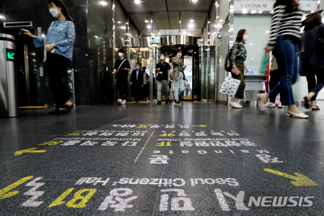 [서울=뉴시스]김병문 기자 = 고 박원순 서울시장의 장례가 끝난 다음날인 14일 오전 서울 중구 서울특별시청에서 직원들이 출근하고 있다. 2020.07.14. dadazon@newsis.com