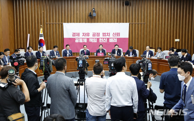 [서울=뉴시스] 최동준 기자 = 주호영 미래통합당 원내대표가 14일 서울 여의도 국회에서 열린 원내대책회의에서 발언하고 있다. 2020.07.14. photocdj@newsis.com