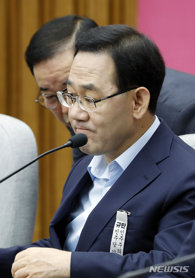 [서울=뉴시스] 최동준 기자 = 주호영 미래통합당 원내대표가 14일 서울 여의도 국회에서 열린 원내대책회의에서 박성중 의원과 대화하고 있다. 2020.07.14.&nbsp; photocdj@newsis.com