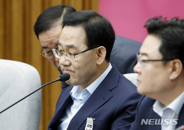 [서울=뉴시스] 최동준 기자 = 주호영 미래통합당 원내대표가 14일 서울 여의도 국회에서 열린 원내대책회의에서 박성중 의원과 대화하고 있다. 2020.07.14. photocdj@newsis.com