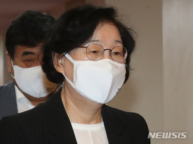 [서울=뉴시스]김명원 기자 = 이정옥 여성가족부 장관이 14일 오전 서울 종로구 정부서울청사에서 열린 서울-세종 화상 국무회의에 참석하고 있다. 2020.07.14. kmx1105@newsis.com