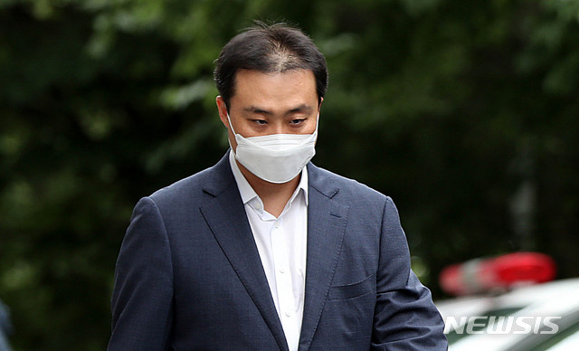 [서울=뉴시스]추상철 기자 =대규모 펀드 환매중단 사태를 일으킨 혐의를 받고 있는 원종준 라임자산운용 대표가 지난 7월14일 오전 서울 양천구 서울남부지법에서 구속 전 피의자 심문(영장실질심사)를 받기 위해 법정으로 들어서고 있다. 2020.07.14. scchoo@newsis.com