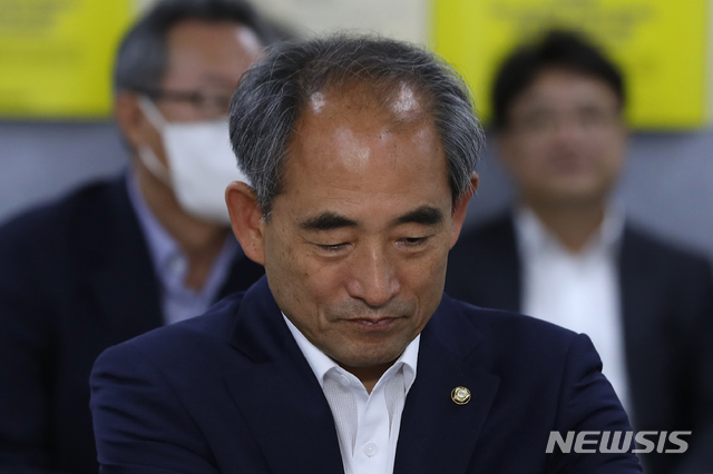 [서울=뉴시스]이윤청 기자 = 윤준병 더불어민주당 의원이 14일 서울 여의도 한국노총에서 열린 한국노총-더불어민주당 환경노동위원회 간담회에 참석해 있다. 2020.07.14. radiohead@newsis.com