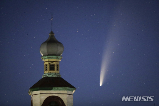 [민스크=AP/뉴시스]네오위즈 혜성(C/2020 F3)이 14일(현지시간) 벨라루스 수도 민스크 서쪽 110km 떨어진 투레츠에 있는 정교회 상공 뒤편으로 지나가고 있다. 2020.07.14.